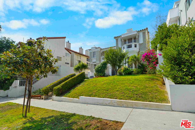 865 S Lucerne Boulevard, Los Angeles CA: https://media.crmls.org/mediaz/f79ba7e7-2f90-4fee-a90e-db7dd1f9ee90.jpg