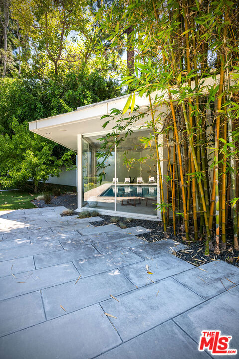 1010 N Rexford Drive, Beverly Hills CA: https://media.crmls.org/mediaz/f79c9b0e-a753-4f91-82a2-735b257894d2.jpg