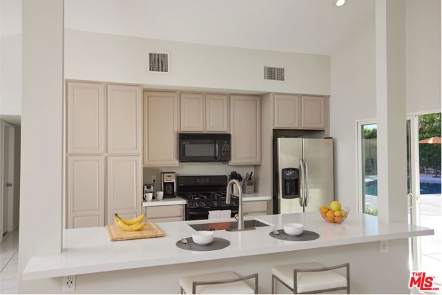 2291 E Calle Papagayo, Palm Springs CA: https://media.crmls.org/mediaz/f79cf595-5dfe-4b9e-bad7-47ea9741f994.jpg