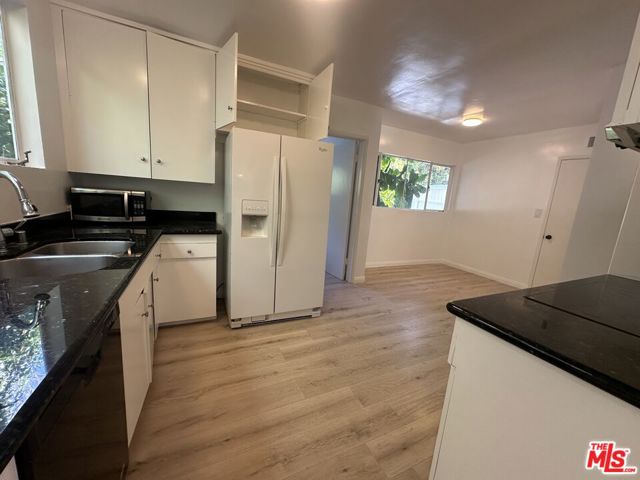1555 San Ysidro Drive, Beverly Hills CA: https://media.crmls.org/mediaz/f79d45ca-1d4a-4543-92d4-a5598dfdc1a6.jpg