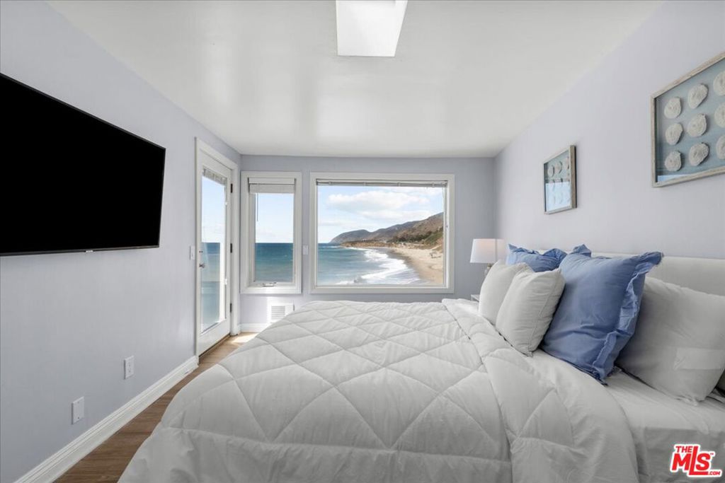 https://media.crmls.org/mediaz/f79d5e7d-b307-44b3-ad58-2f8fd995193d.jpg?preset=X-Large