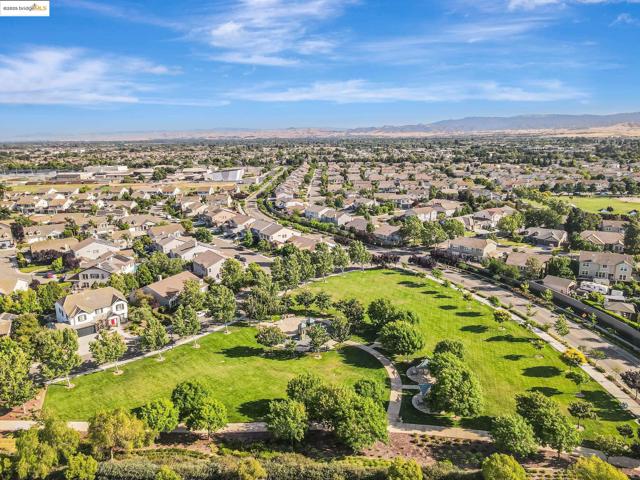 43 Sorrel Ct, Oakley CA: https://media.crmls.org/mediaz/f79e15be-da7d-4ae5-aff3-19d6404c1bea.jpg