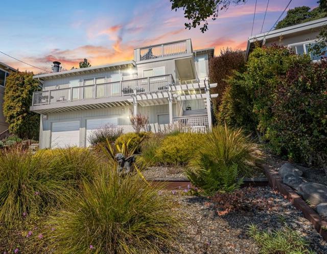 445 Monterey Drive, Aptos CA: https://media.crmls.org/mediaz/f7a1190b-0305-43a9-95f8-84bedc2ce142.jpg