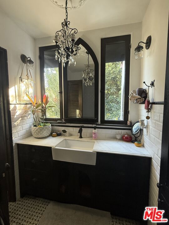 2080 1/2 Vine Street, Los Angeles CA: https://media.crmls.org/mediaz/f7a146f1-b8bc-449f-8283-48744ca080e9.jpg