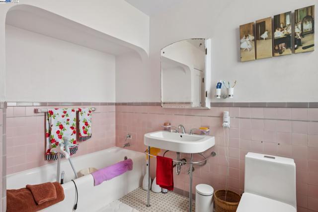 658 30Th Ave, San Francisco CA: https://media.crmls.org/mediaz/f7a1d90a-db6e-4a9f-b0d5-a676a162d905.jpg