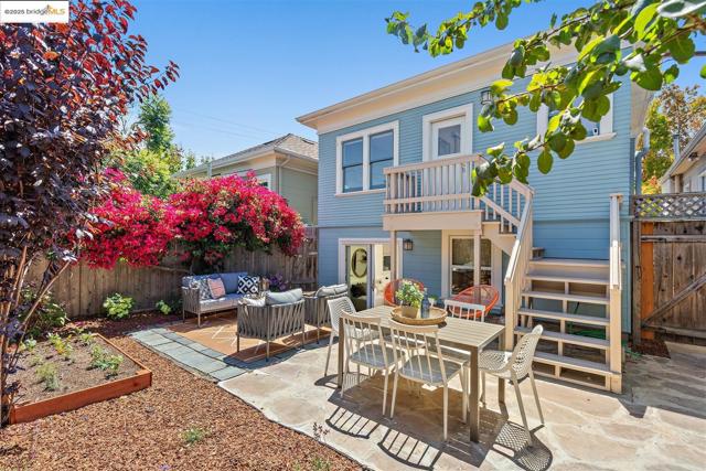 428 Cavour St, Oakland CA: https://media.crmls.org/mediaz/f7a3468a-1506-44ab-92b6-17e1343fc406.jpg