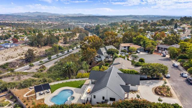 3920 Holly Brae, Carlsbad CA: https://media.crmls.org/mediaz/f7a371c6-3fd5-46ea-a12d-d87d3b952c67.jpg