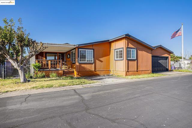 345 Benet Ct, Bethel Island CA: https://media.crmls.org/mediaz/f7a39fe0-6e40-42eb-ac74-a00e464d6736.jpg
