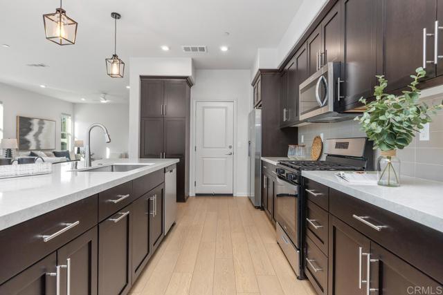 Detail Gallery Image 13 of 40 For 1505 Wingwood Ln, Vista,  CA 92083 - 3 Beds | 2/1 Baths