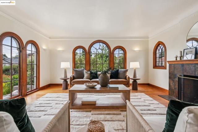6232 Manoa St, Oakland CA: https://media.crmls.org/mediaz/f7a4af32-bceb-467d-86f1-f8bd1fbc299a.jpg