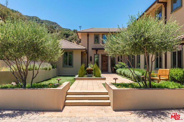 1045 Cold Canyon Road, Calabasas CA: https://media.crmls.org/mediaz/f7a51f3a-a492-4602-a15b-67940c15e89e.jpg