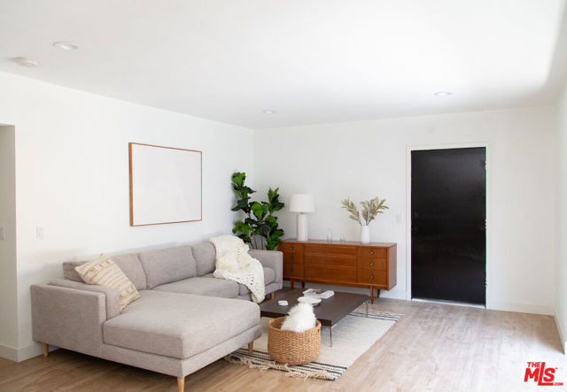 4938 Rosewood Avenue, Los Angeles CA: https://media.crmls.org/mediaz/f7a54fc6-13e3-4bdf-b67e-1b4c614afe82.jpg