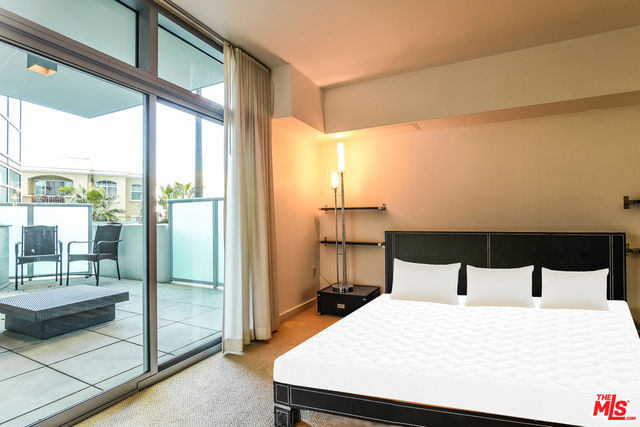13700 MARINA POINTE Drive, Marina del Rey CA: https://media.crmls.org/mediaz/f7a55741-4549-4cc9-aead-17722fb169e4.jpg