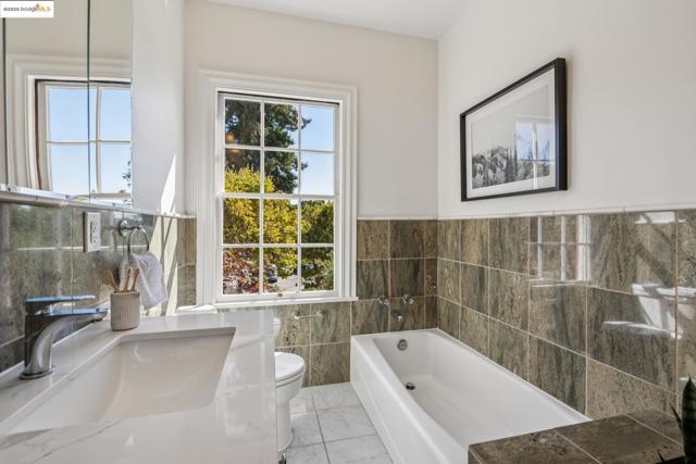 612 Longridge Rd, Oakland CA: https://media.crmls.org/mediaz/f7a5c4c0-76fc-4967-a973-f3fae297944a.jpg