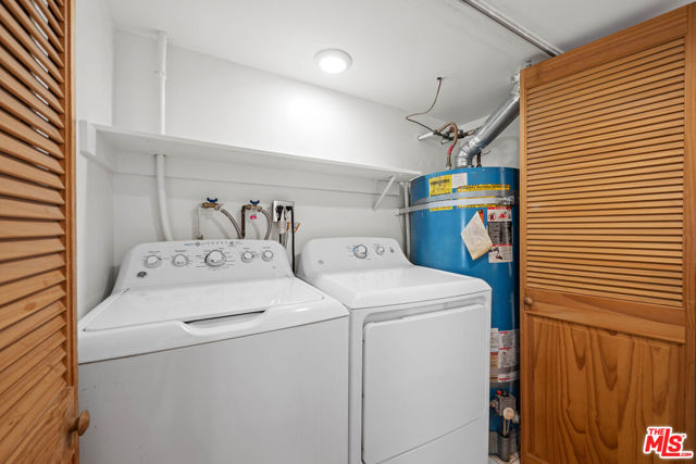 357 S El Camino Drive, Beverly Hills CA: https://media.crmls.org/mediaz/f7a61b66-e5af-48fa-aa31-ab895316907a.jpg