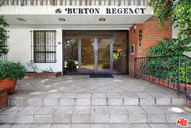 8871 Burton Way, Los Angeles CA: https://media.crmls.org/mediaz/f7a626be-fa53-4e05-84bc-9a63caf0e626.jpg