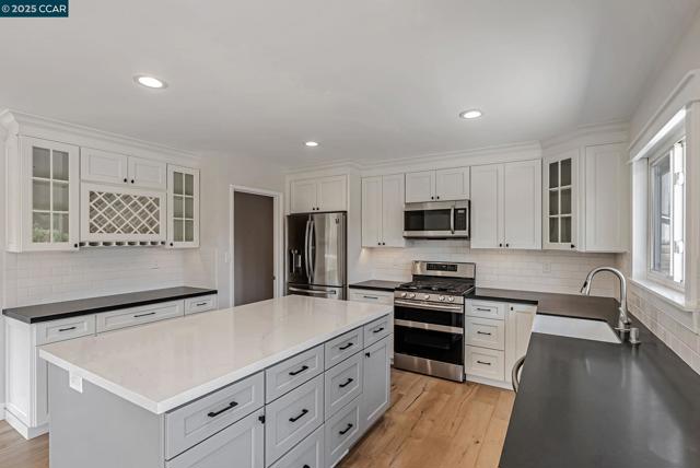 5891 Caulfield Dr, Clayton CA: https://media.crmls.org/mediaz/f7a6caf6-6256-4a60-b1e6-ae7a0bc9c3a4.jpg
