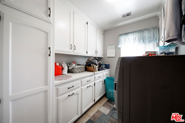7200 Clifftop Way, Bakersfield CA: https://media.crmls.org/mediaz/f7a74458-0b19-477c-9230-fde803ddfeb0.jpg