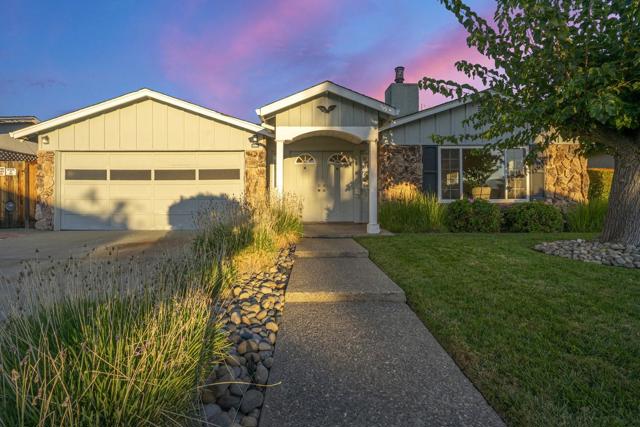 2476 Le Bain Drive, San Jose CA: https://media.crmls.org/mediaz/f7a7508e-7c25-4bcc-9070-9003af94e482.jpg