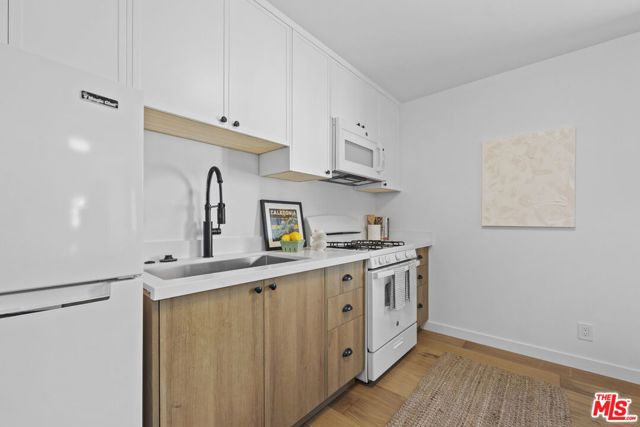 3908 Bentley Avenue, Culver City CA: https://media.crmls.org/mediaz/f7a753fe-aa30-492b-b3d2-bbc96a38abab.jpg