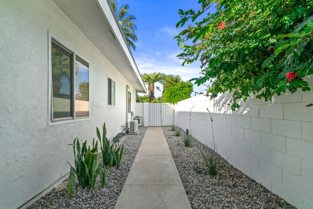 1175 E San Lucas Road, Palm Springs CA: https://media.crmls.org/mediaz/f7a7962f-5bfc-4693-8994-b15ecc5e1942.jpg