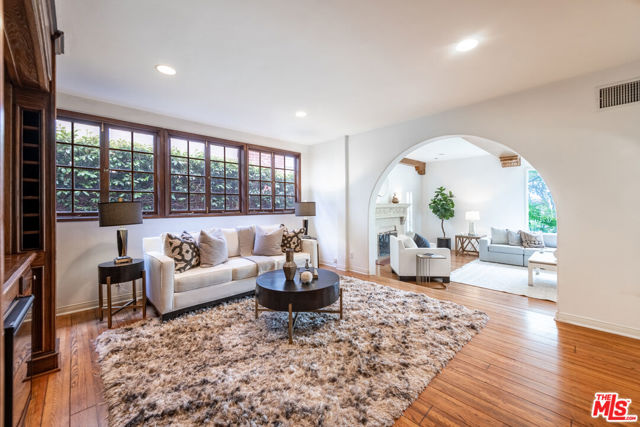 475 S Rodeo Drive, Beverly Hills CA: https://media.crmls.org/mediaz/f7a7a462-a367-4aac-9640-b14186e4aced.jpg