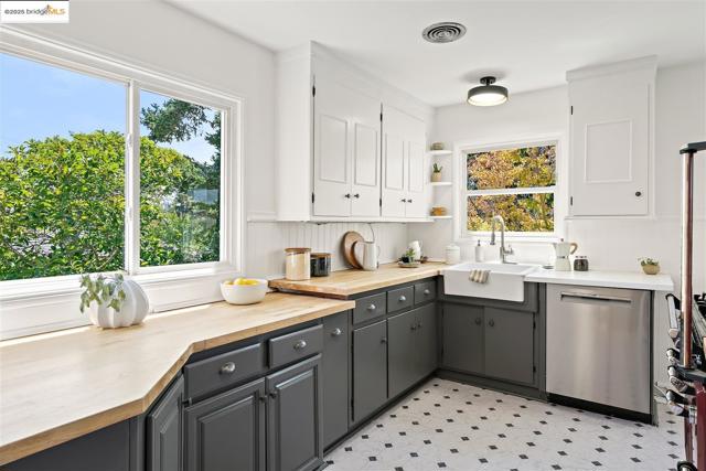 1009 Richmond st, El Cerrito CA: https://media.crmls.org/mediaz/f7a931b0-4e01-4817-9fe5-0cdb873966e3.jpg
