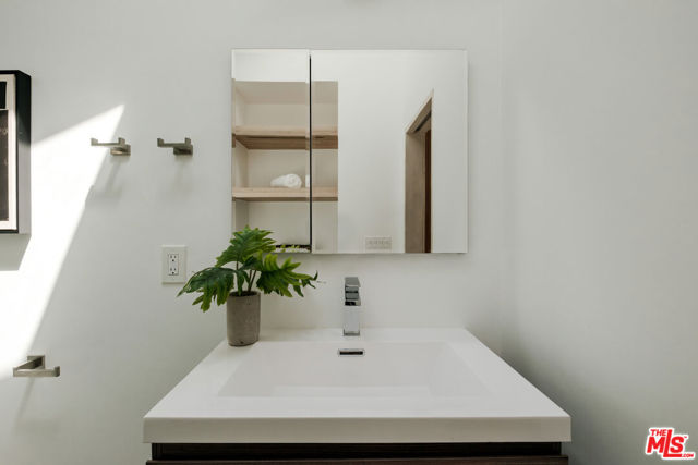 856 858 Coeur D Alene Avenue, Venice CA: https://media.crmls.org/mediaz/f7a9e958-b222-4543-89ca-f5463b5954df.jpg