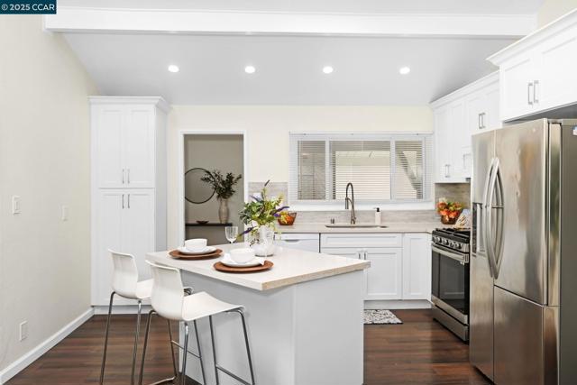 2326 Estrella Ct, Pinole CA: https://media.crmls.org/mediaz/f7aa1037-951a-4cd7-ba56-c4d17ac8a3ea.jpg