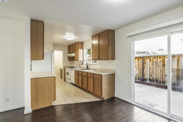 Image 11 of 34 For 20363 Royal Ave