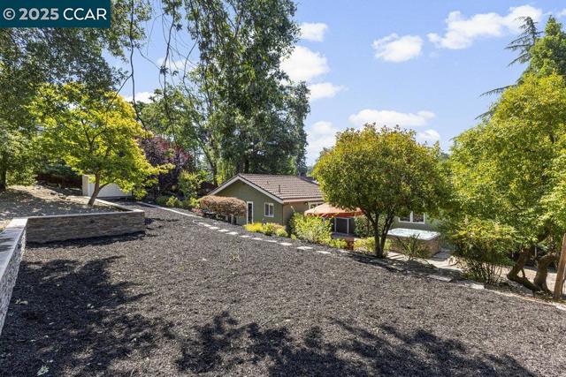 5 Kayser Ct, Walnut Creek CA: https://media.crmls.org/mediaz/f7ab35eb-6aa9-4b7b-842d-6cfc08aca3c3.jpg