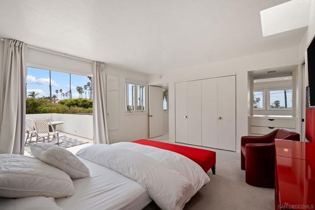 6423 Avenida Cresta, La Jolla CA: https://media.crmls.org/mediaz/f7adbbb9-e454-4a9e-9b66-b89e8c5502a9.jpg