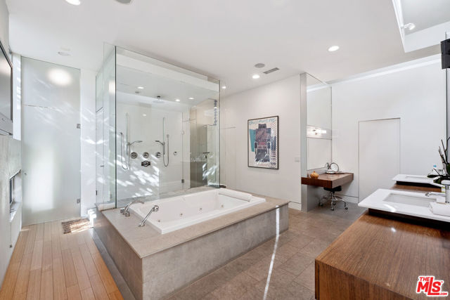 16145 High Valley Place, Encino CA: https://media.crmls.org/mediaz/f7ae7025-b4e7-455c-ac9f-77052783d393.jpg
