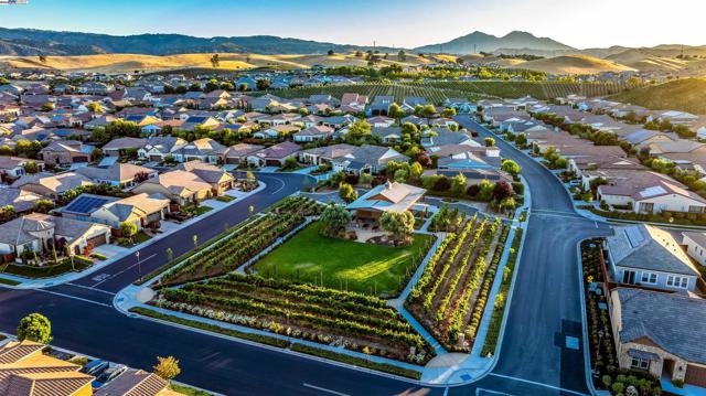 1748 Veneto Ln, Brentwood CA: https://media.crmls.org/mediaz/f7af7b64-772f-440e-bafc-dd3cdf6f0da5.jpg