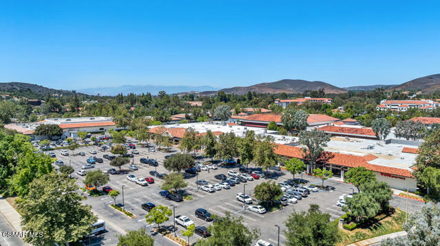 1118 Bright Glen Circle, Westlake Village CA: https://media.crmls.org/mediaz/f7b0896d-9e81-4aa0-91f7-d6e5a2c4ec1f.jpg