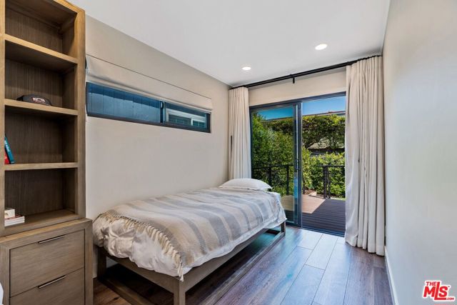 29500 Heathercliff Road, Malibu CA: https://media.crmls.org/mediaz/f7b1ec17-0a75-4206-913f-03ef42680d18.jpg