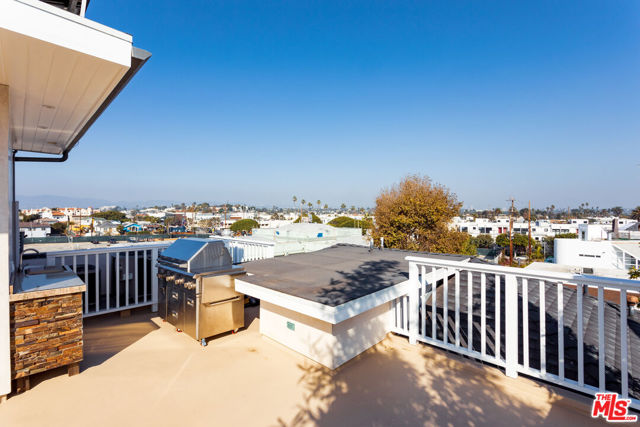 702 Pacific Ave., Venice CA: https://media.crmls.org/mediaz/f7b250ad-fc14-43e0-a8f4-c87eb6bbaa06.jpg
