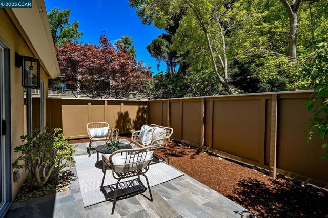 3209 Golden Rain Rd, Walnut Creek CA: https://media.crmls.org/mediaz/f7b30dc4-2417-4afe-a642-b1936f7e39c5.jpg