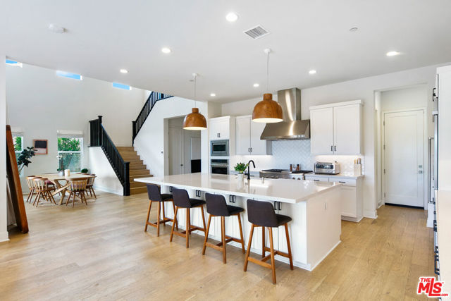 21316 Poema Place, Chatsworth CA: https://media.crmls.org/mediaz/f7b39b33-bcc2-4075-9048-355ddaea0552.jpg