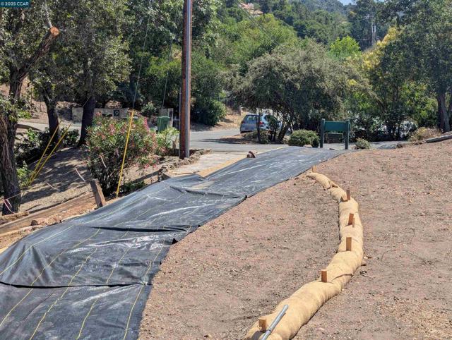 13 St James Court, Orinda CA: https://media.crmls.org/mediaz/f7b3a35e-ee7a-4b09-9931-008eb7c2fc4a.jpg