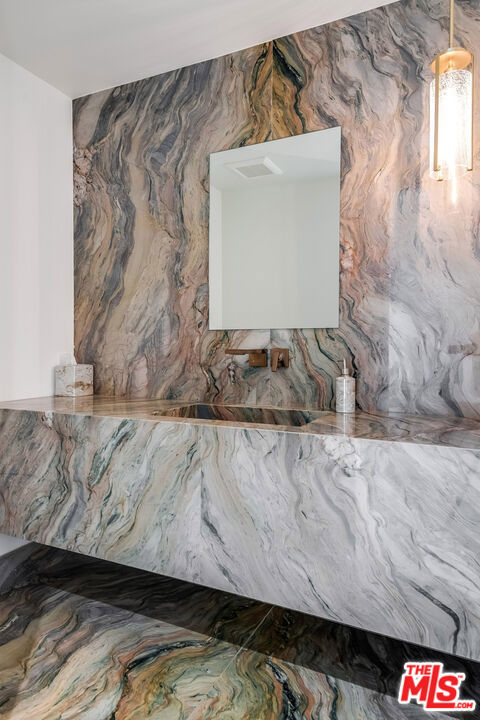 16601 Park Lane Circle, Los Angeles CA: https://media.crmls.org/mediaz/f7b428ae-4947-4e48-875c-4b2f9084c2ee.jpg