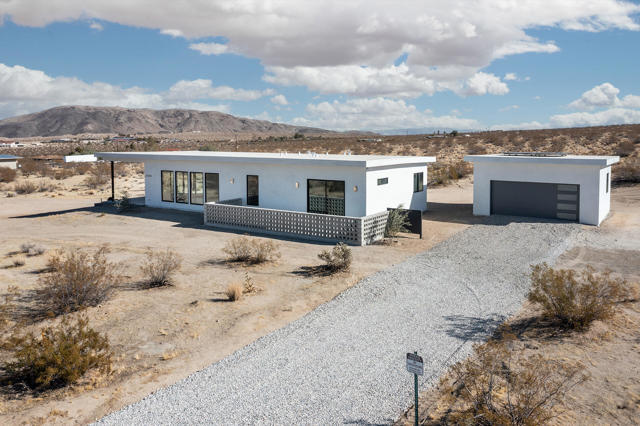66050 Cottonwood Drive, Joshua Tree CA: https://media.crmls.org/mediaz/f7b49231-c233-46cf-a83d-0c997428f05b.jpg