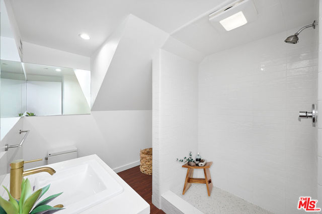 5106 Pacific Avenue, Marina del Rey CA: https://media.crmls.org/mediaz/f7b4f547-ee88-4851-843c-5f04fcac0fa9.jpg