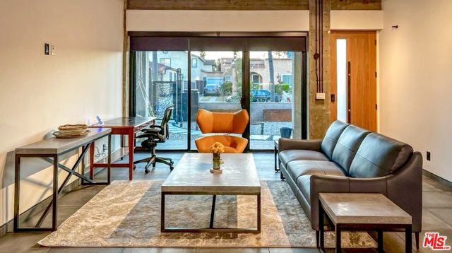 916 Roswell Avenue, Long Beach CA: https://media.crmls.org/mediaz/f7b58c53-27ca-4454-b14a-e1bdc81ec8d6.jpg