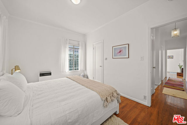 236 5th Avenue, Venice CA: https://media.crmls.org/mediaz/f7b5f276-77a4-4569-8ab5-aeee8b05db54.jpg