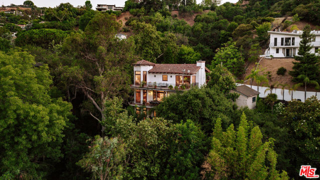 2942 Passmore Drive, Los Angeles CA: https://media.crmls.org/mediaz/f7b601d1-9640-49d4-bfab-0a4a6056439b.jpg