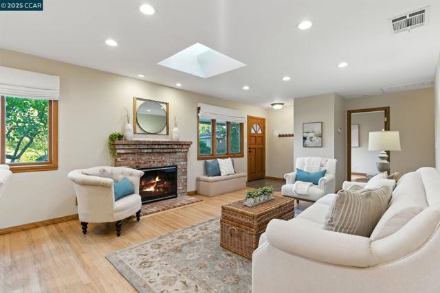 15 Ardmore Ct, Pleasant Hill CA: https://media.crmls.org/mediaz/f7b6144c-0d53-44e0-a60d-cb467a520ce0.jpg