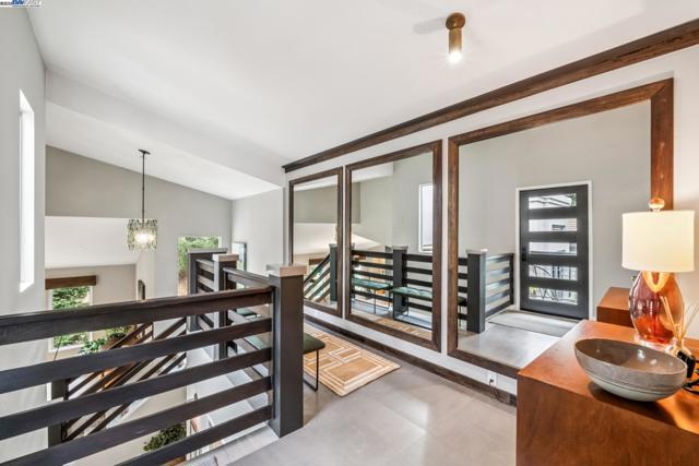 2005 TUNNEL RD, Oakland CA: https://media.crmls.org/mediaz/f7b6cb60-60de-4404-9600-0b4ccdee6717.jpg