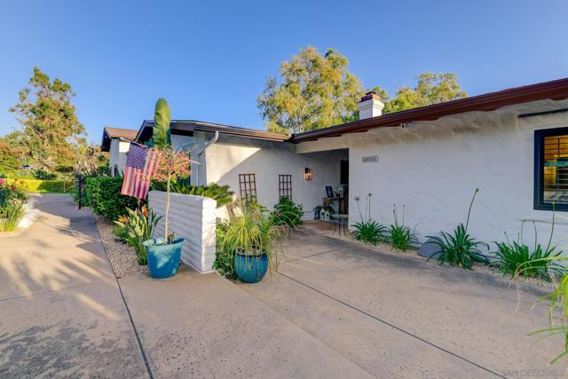 13555 Sagewood Dr, Poway CA: https://media.crmls.org/mediaz/f7b7b6e4-1c2f-44ab-9f55-609a1dbd4d49.jpg