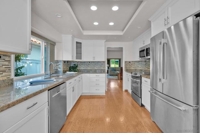 4676 Barcelona Way, Oceanside CA: https://media.crmls.org/mediaz/f7b875e7-6a02-4734-ab76-11dcfbb11c94.jpg